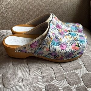 Bjork Swedish wooden/leather Womens Sz 41 comfort clog Sugar Skull/floral